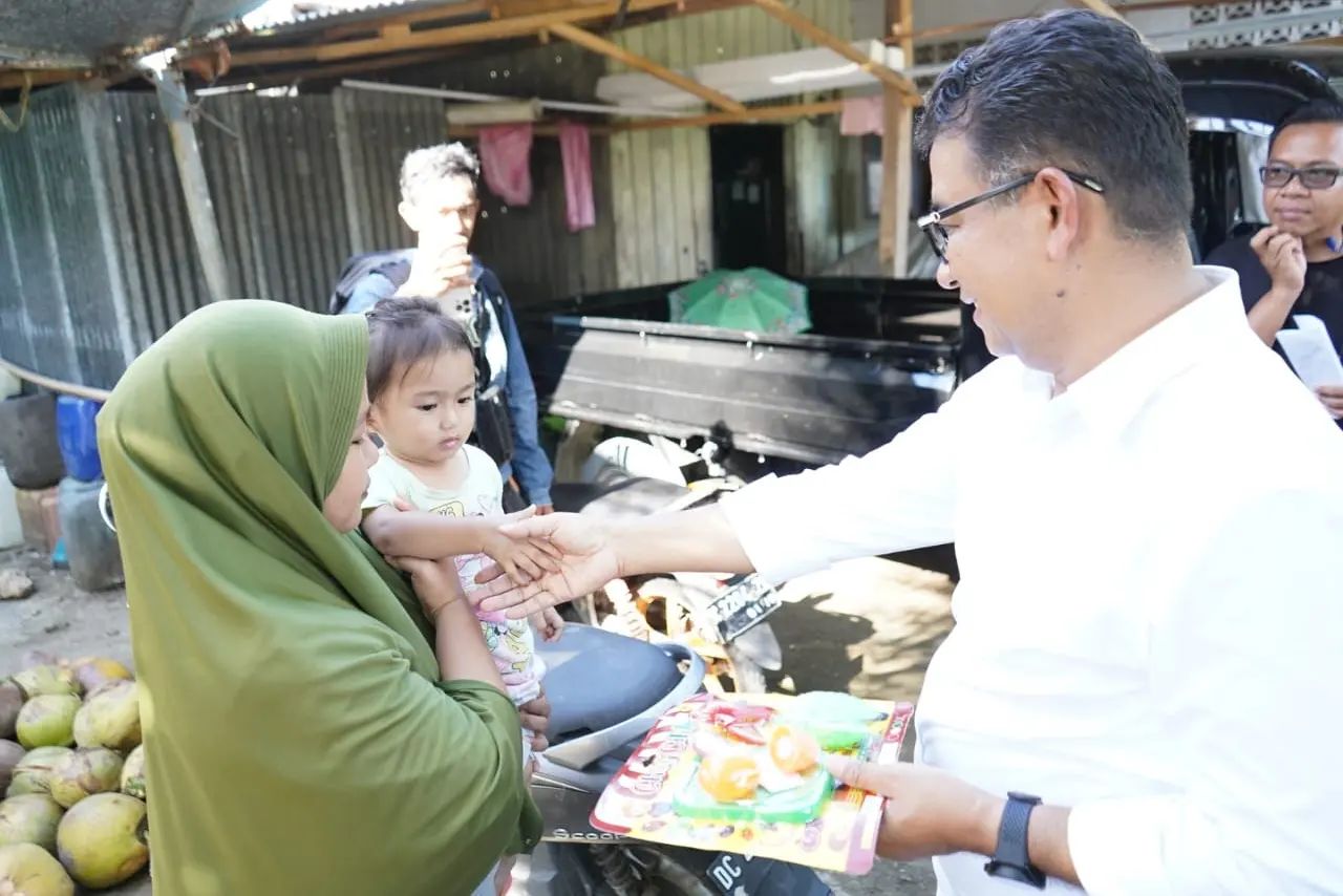 Akmal Malik Serahkan Bantuan Kepada Belasan Anak Berisiko Stunting di Desa Sumare